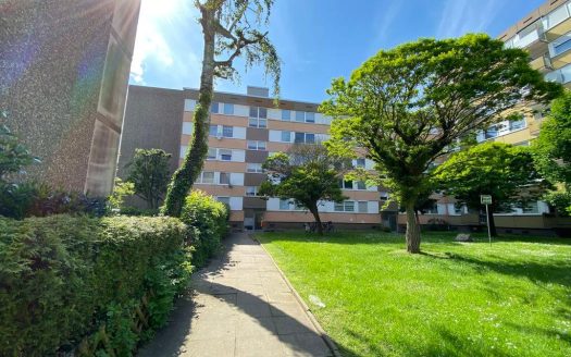 Modernisierte Wohnung mit drei Zimmern und Balkon in Dormagen